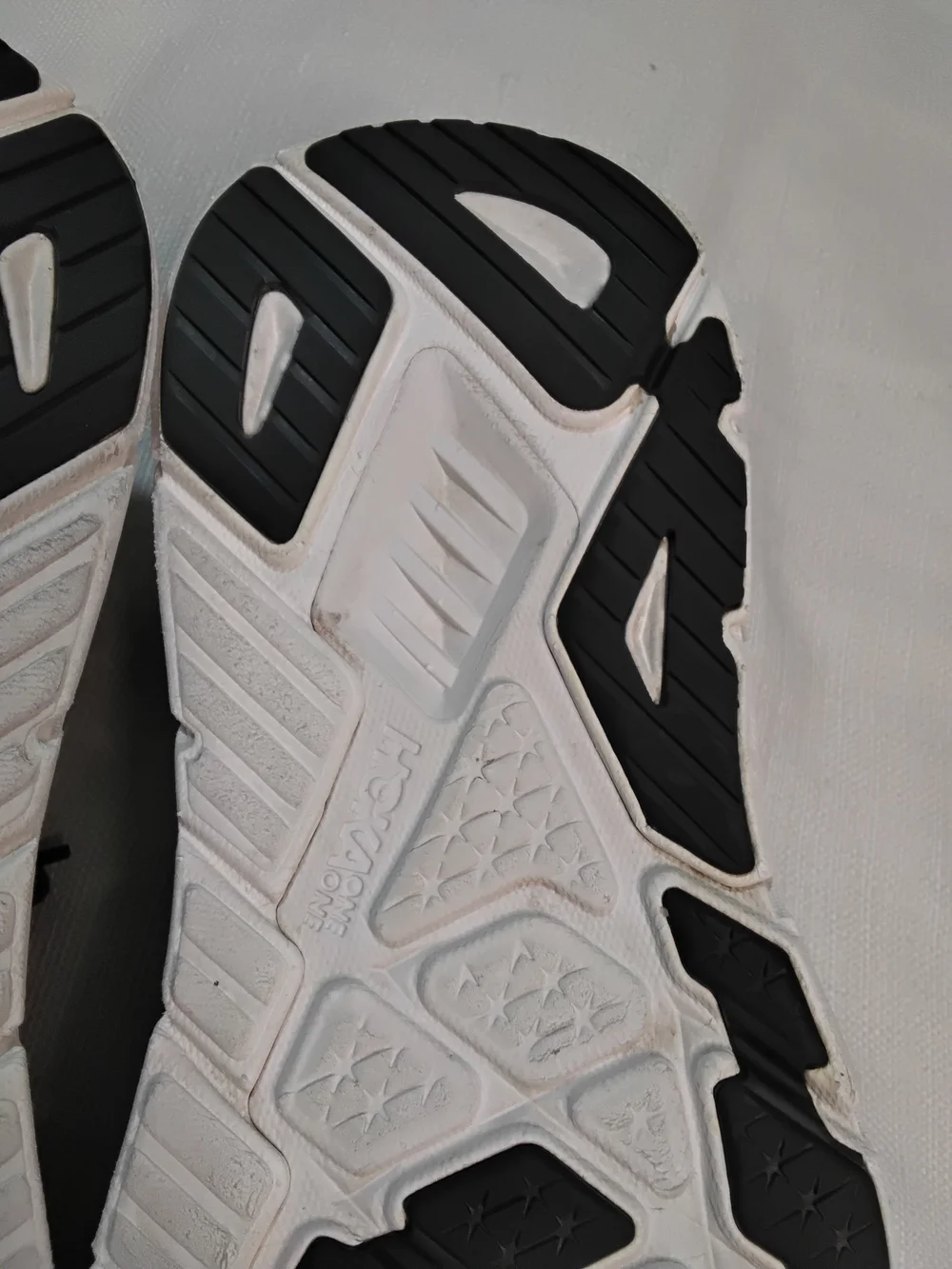 Hoka One One Arahi 7 Men's Black and White Athletic Running Shoes Sz 10.5 2E W.